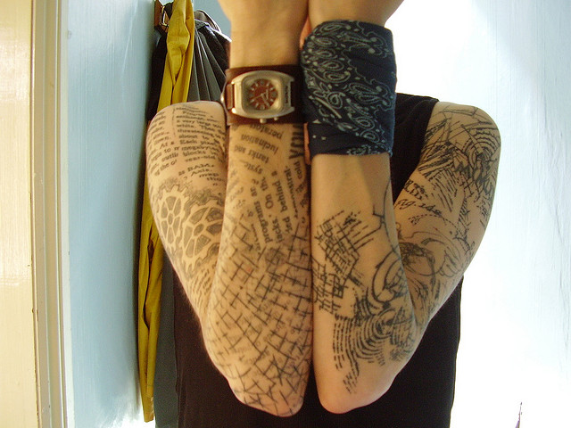 Tattoo på begge arme i skrift