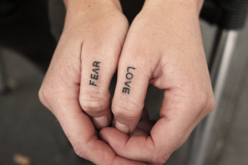 finger tattoo med skriften frygt og kærlighed