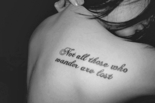 tattoo skrift på ryggen i sort/hvis