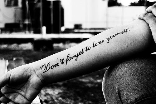 arm tattoo med skriften glem ikke dig selv