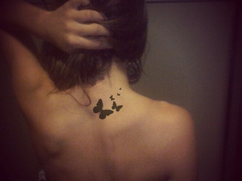 tattoo med sommerfugle i nakken