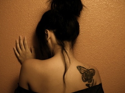 tattoo sommerfugl på skulder med detaljer