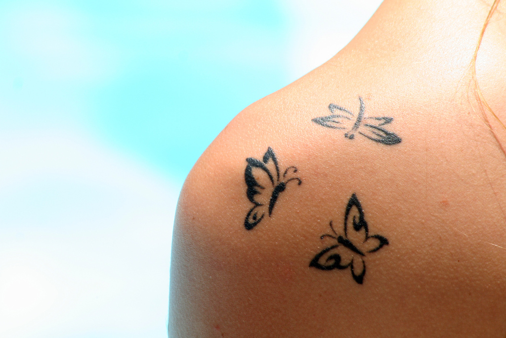 tatoveringer af sommerfugle på skulder