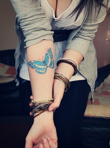 blå sommerfugle tattoo på underarm