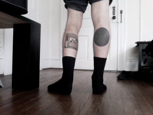 Cool alternative tattoo på ben