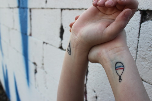 Cool tattoo af luftballon på håndled